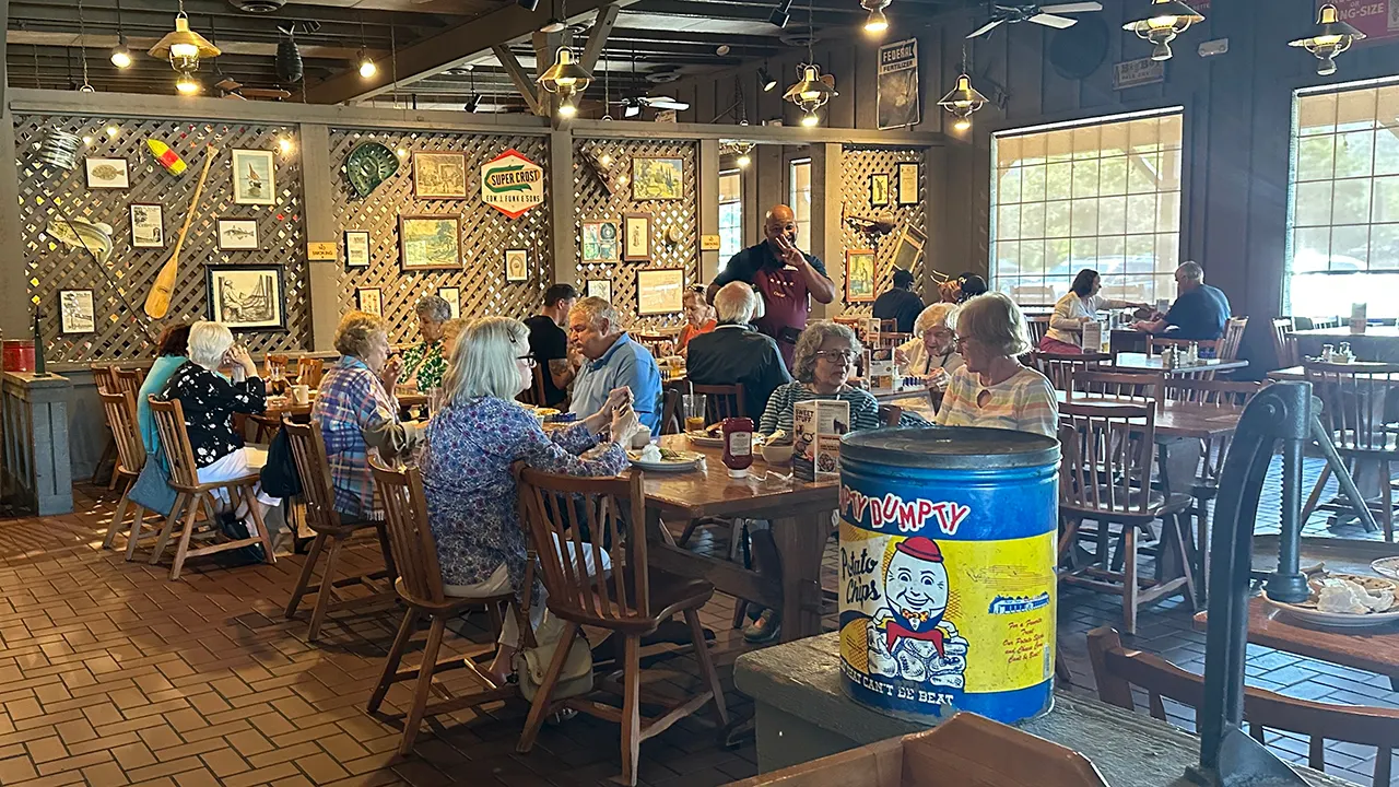 Cracker Barrel CEO to step down