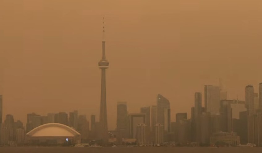 Extreme Wildfire Smoke Sparks US-Canada Political Clash as Air Quality
