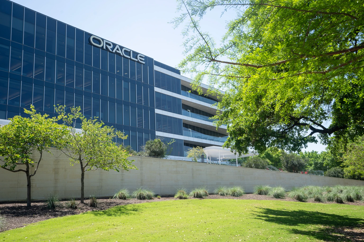 Oracle: Positioned For Success, Priced For Failure
