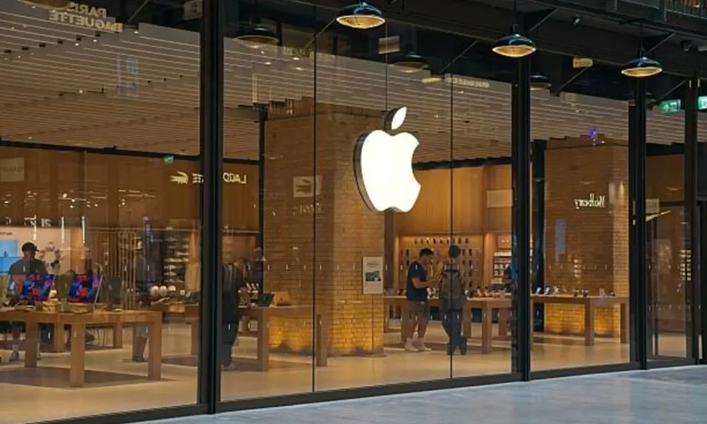 Apple Stock: Q3 Is About Cameras, Not AI - Here's Why That's A Good Thing (NASDAQ:AAPL)