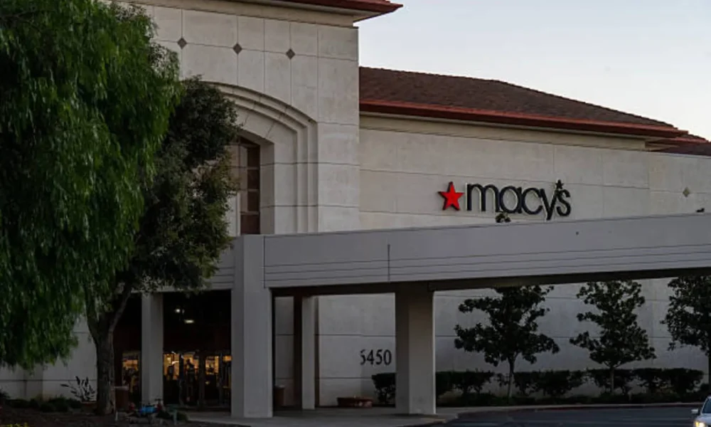 Macy's: Successful Turnaround And Solid Macro Support Further Upside (NYSE:M)
