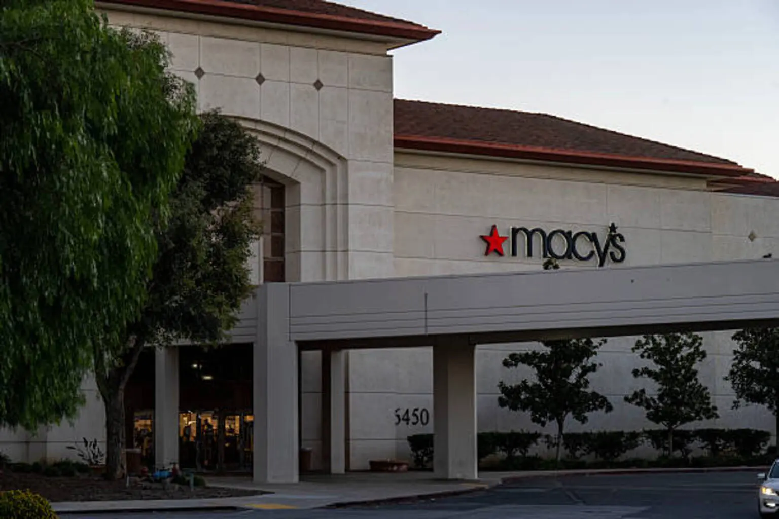 Macy's: Successful Turnaround And Solid Macro Support Further Upside (NYSE:M)