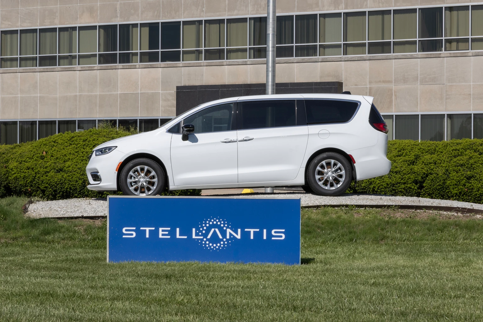 Stellantis Vehicle Sales Reflect A Glimmer Within A Dark Picture (NYSE:STLA)