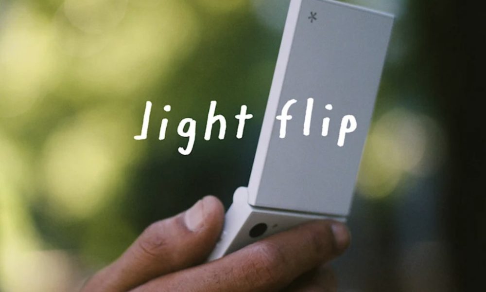 Light Flip Phone Revives the Motorola Razr Look With a