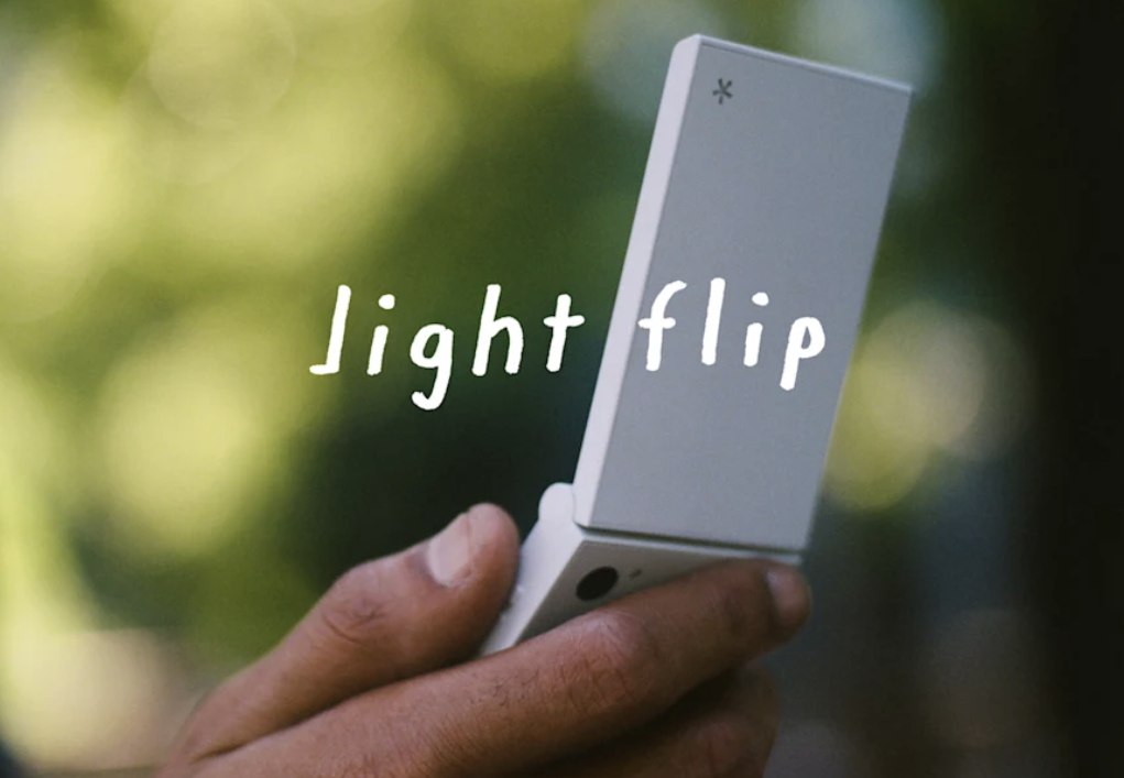 Light Flip Phone Revives the Motorola Razr Look With a