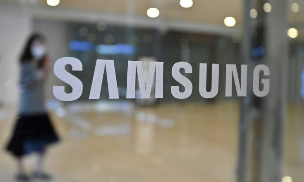 Samsung Electronics said it expected fourth-quarter profits to be sharply down from the previous quarter