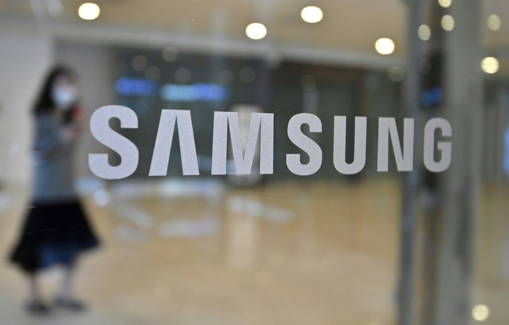 Samsung Electronics said it expected fourth-quarter profits to be sharply down from the previous quarter