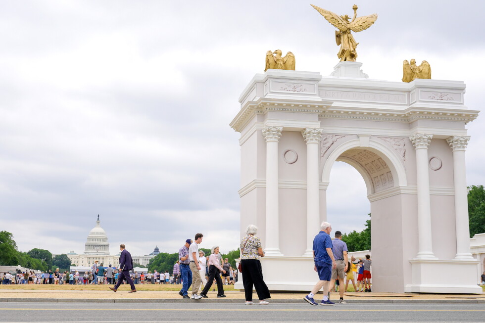 Trump's plan for a triumphal arch gets another review