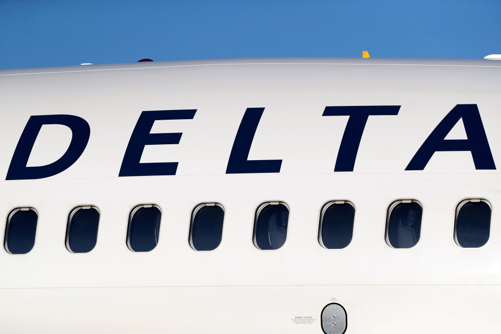 Delta flight reportedly hit by a July Fourth firework above Chicago