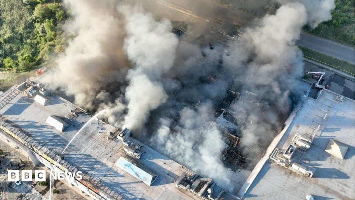 Smoke rises from a shopping centre in the central Ukrainian city of Kryvyi Rih after a Russian drone attack. Photo: 21 August 2026