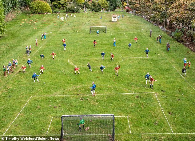 Can you spot the streaker?