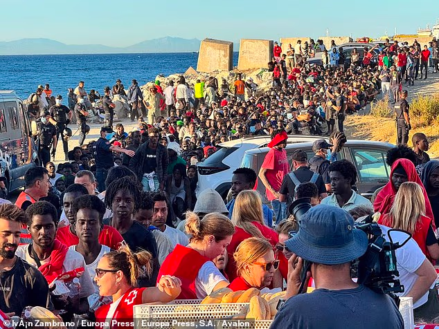 The Red Cross and the Sur Sur organisation distributing aid in Ceuta on August 3, 2026
