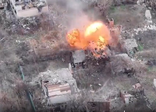 Flying high above the kill¿zone to avoid Russian electronic warfare are Ukraine's Queen Bee motherships, whose pilots are several miles behind the frontline