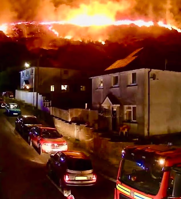 Images from the scene show the mountainside in Ynyswen and Treherbert up in flames, with emergency services rushing to the area to battle the blaze