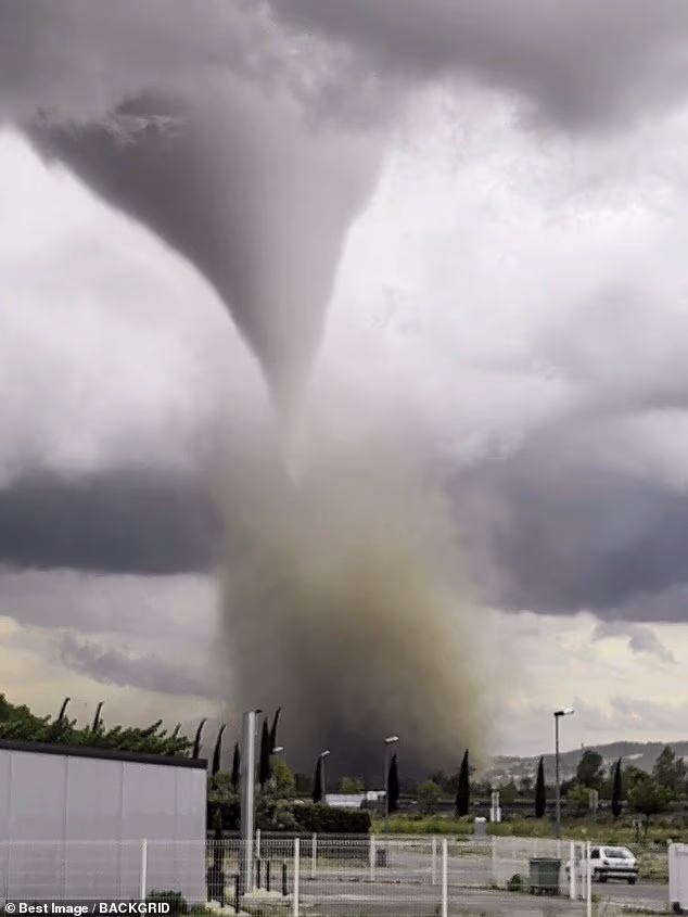 An impressive tornado is observed from the village of Cépie in Aude, France