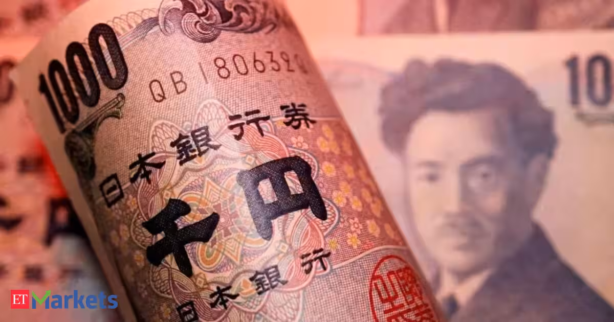 Yen edges up as traders push back Fed rate hike bets