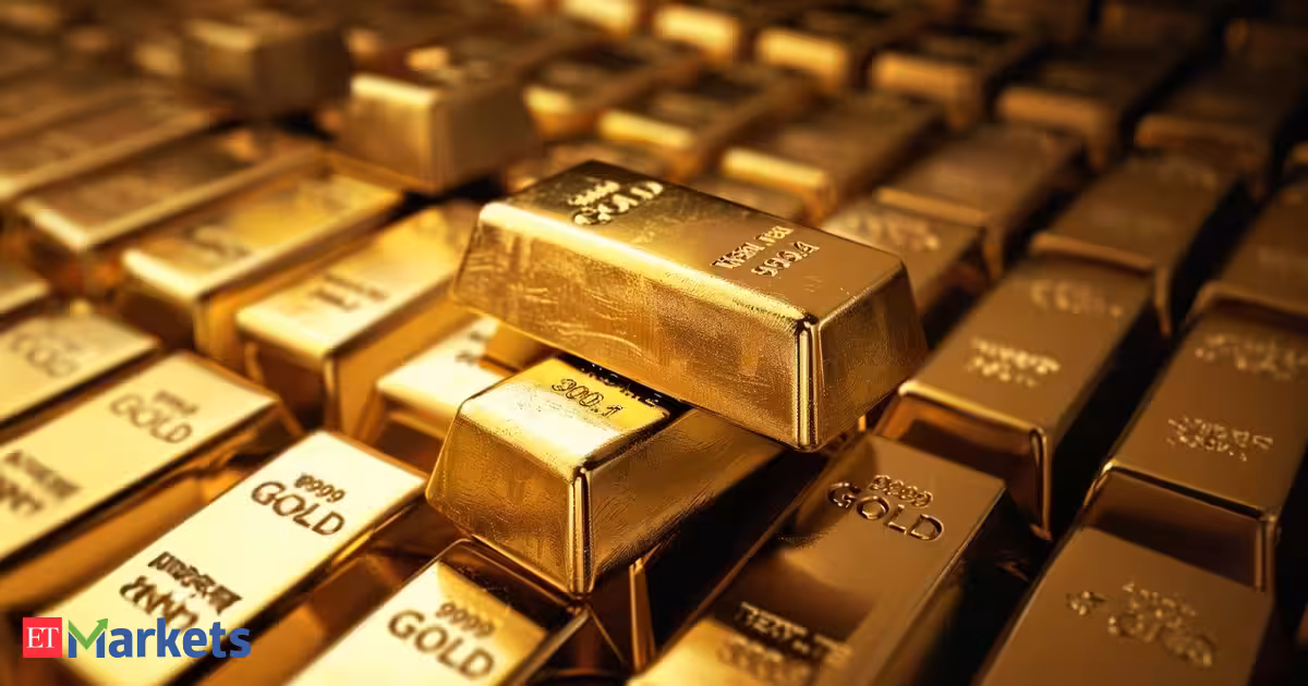 Gold inches higher, focus on Fed minutes