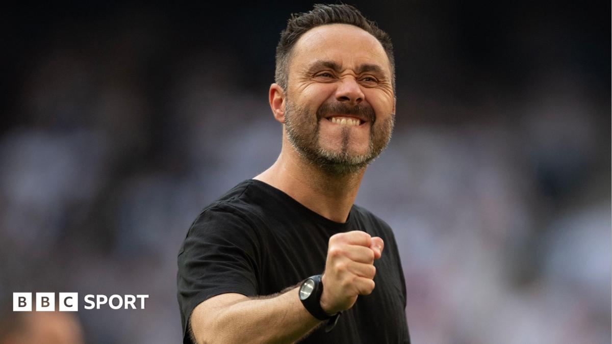 Roberto de Zerbi celebrates to the crowd by clenching a fist