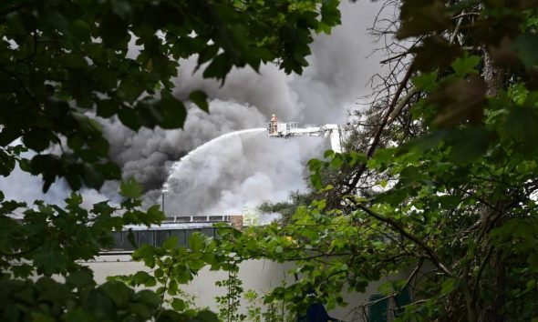 Firefighters tackle large factory fire in Washington