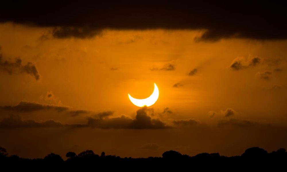How to make a pinhole projector to view the solar eclipse
