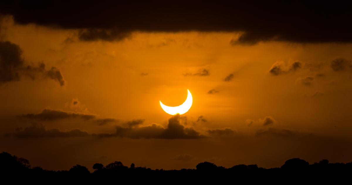 How to make a pinhole projector to view the solar eclipse