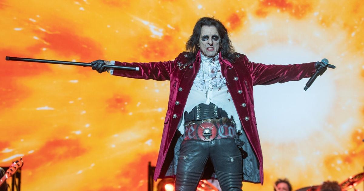 8,000 fans rock Scarborough with Hollywood Vampires - photos