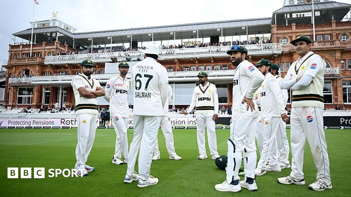Pakistan wait to take the field at Lord's