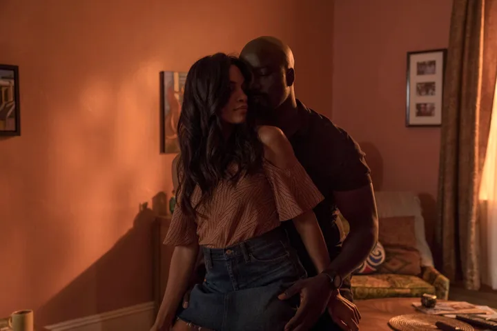 Rosario Dawson and Mike Colter in Luke Cage