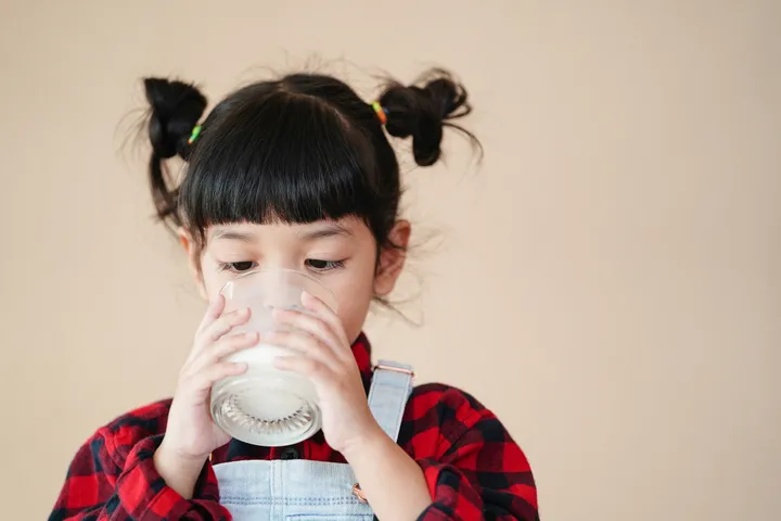 Excessive cow’s milk consumption can lead to iron deficiency in young children, experts are warning.