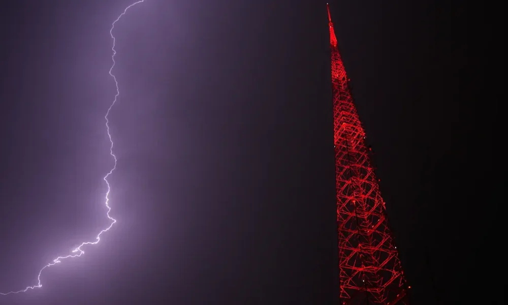 Senior Engineer Explains What Happens When Lightning Strikes Airplane During Flight