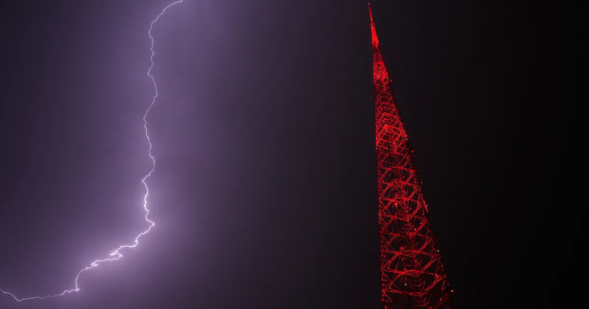 Senior Engineer Explains What Happens When Lightning Strikes Airplane During Flight