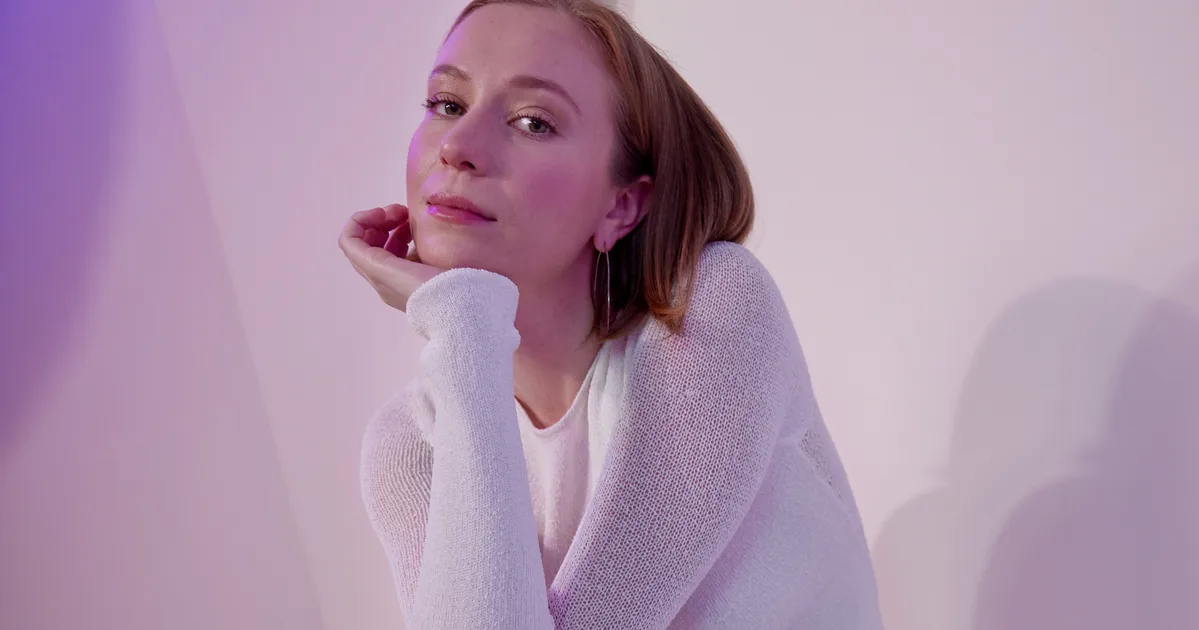 Hannah Einbinder Interview: Hacks Star Talks Gillian Anderson And Political Activism