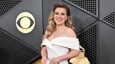 Feature Kelly Clarkson 2608 Us Weekly Cover Story