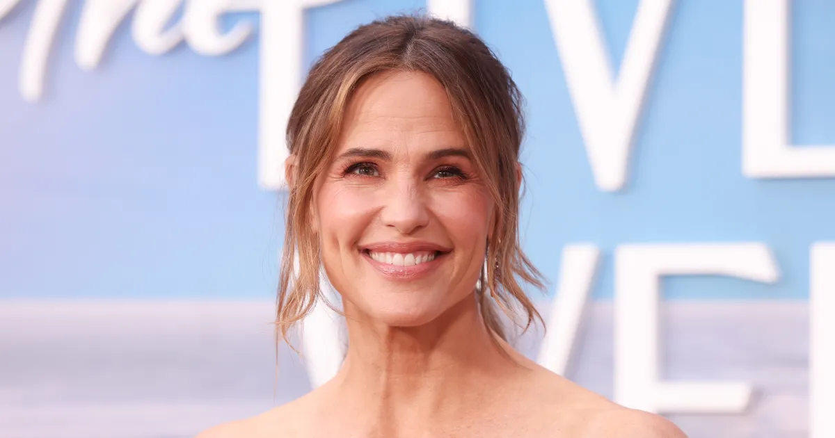 Jennifer Garner's Printed Skirt Style Dresses Up a T-Shirt