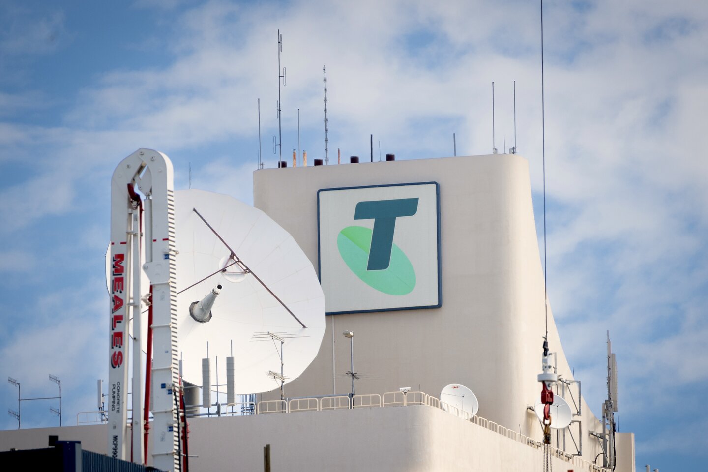 Telstra delivers dividend, flags AI future