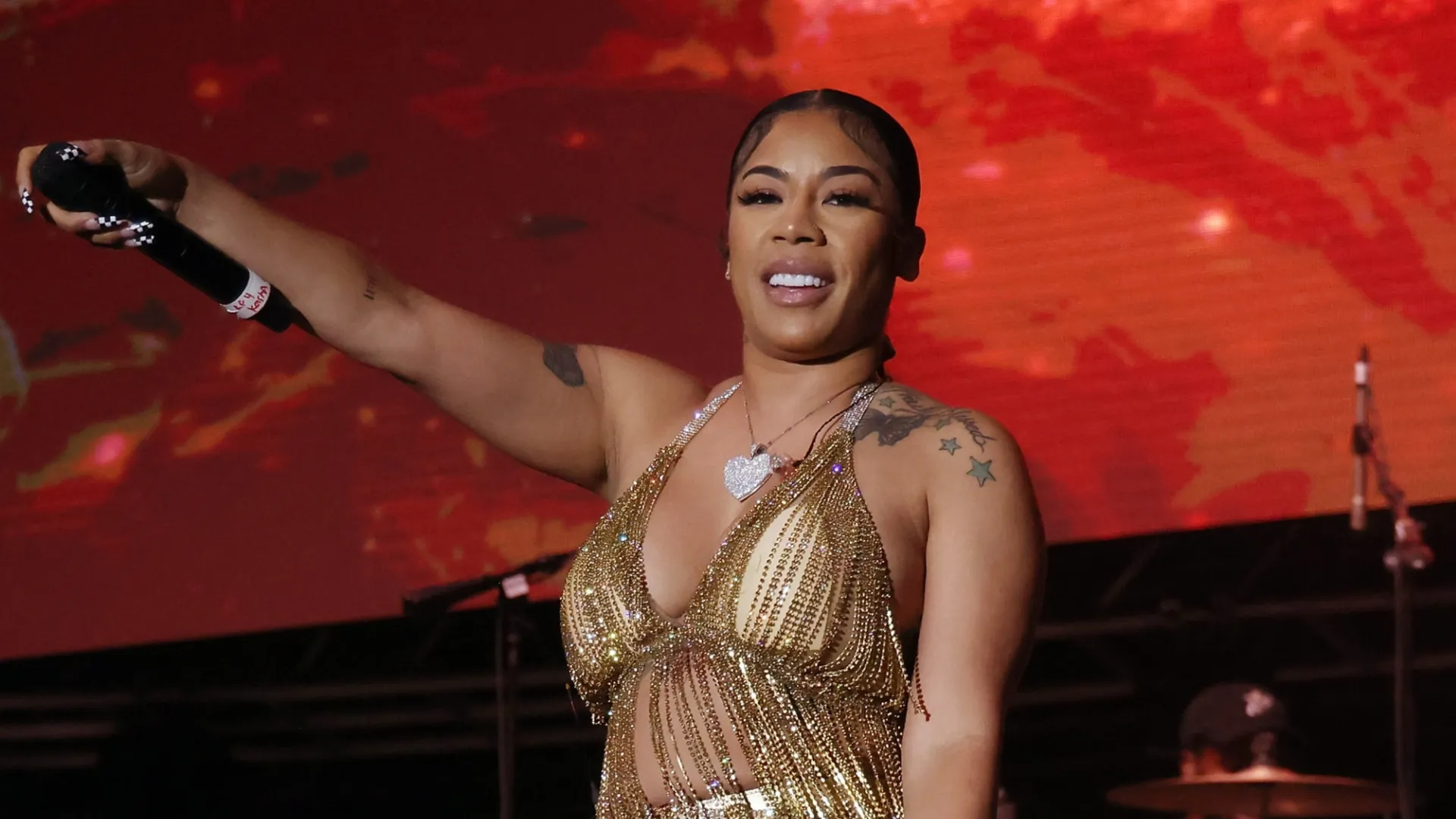 Keyshia Cole concert Philadelphia welcome Skrilla flowers cake crowd