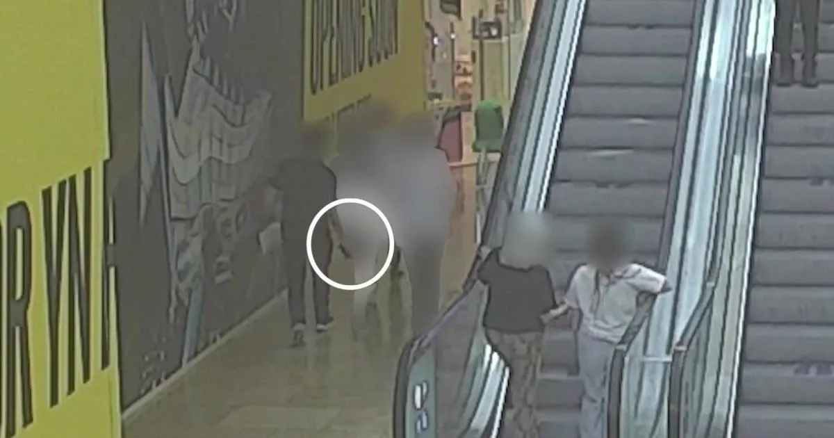 Mum confronts predator upskirting a young girl in shopping centre | News UK