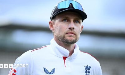 England celebrate an Ollie Robinson wicket
