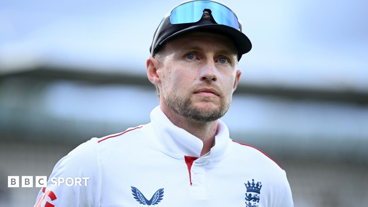 England celebrate an Ollie Robinson wicket