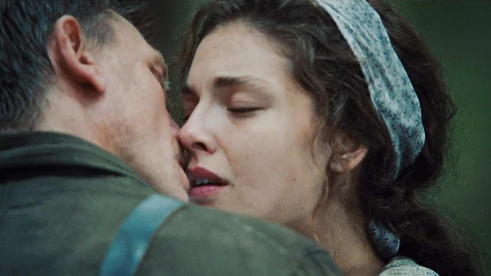Daniel Craig and Alexa Davalos share a kiss in Defiance 2008