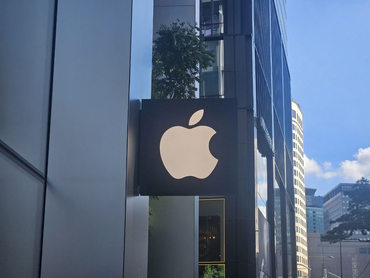 Dow Slips as Apple Sinks 8% Despite a Record Quarter