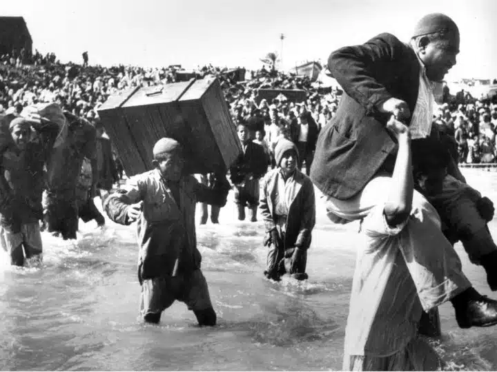 Palestinian refugees fleeing Gaza in 1948