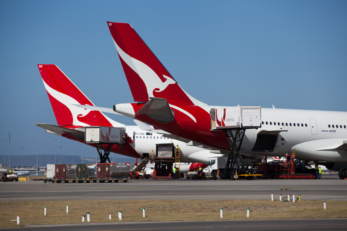 Qantas ground staff to vote on strike