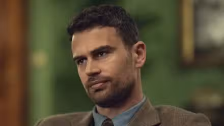 Theo James as Eddie Horniman looking at a person offscreen in The Gentlemen