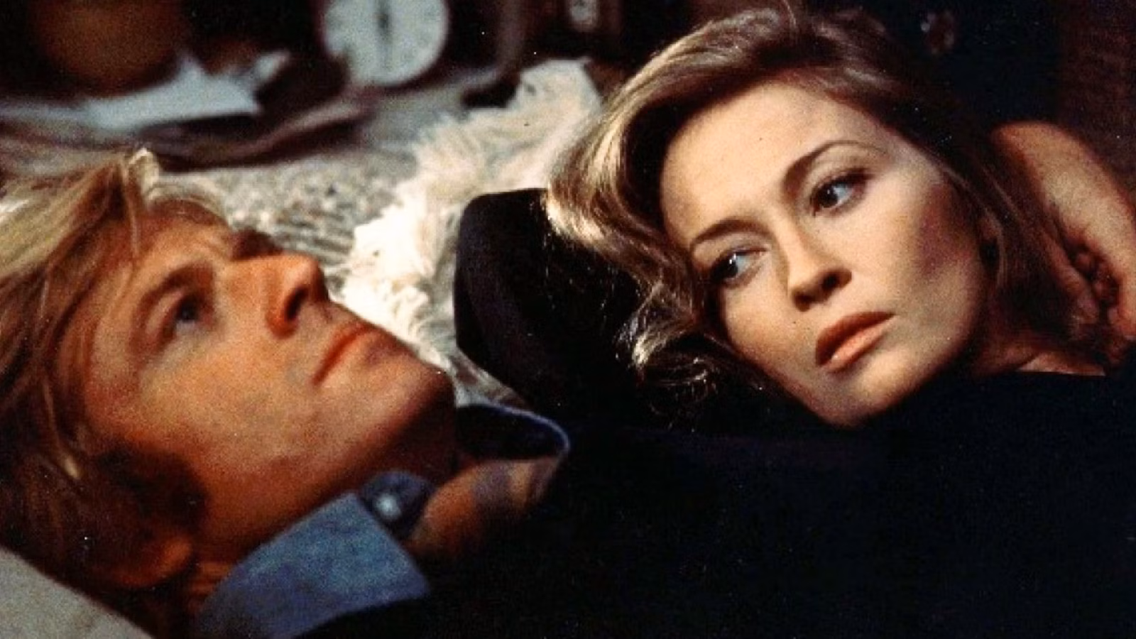 Robert Redford and Faye Dunaway lying down in Three Days of the Condor - 1975