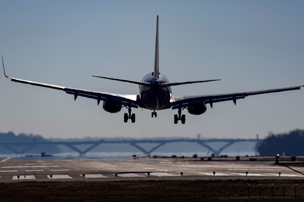 How to eat and drink to minimize jet lag on vacation