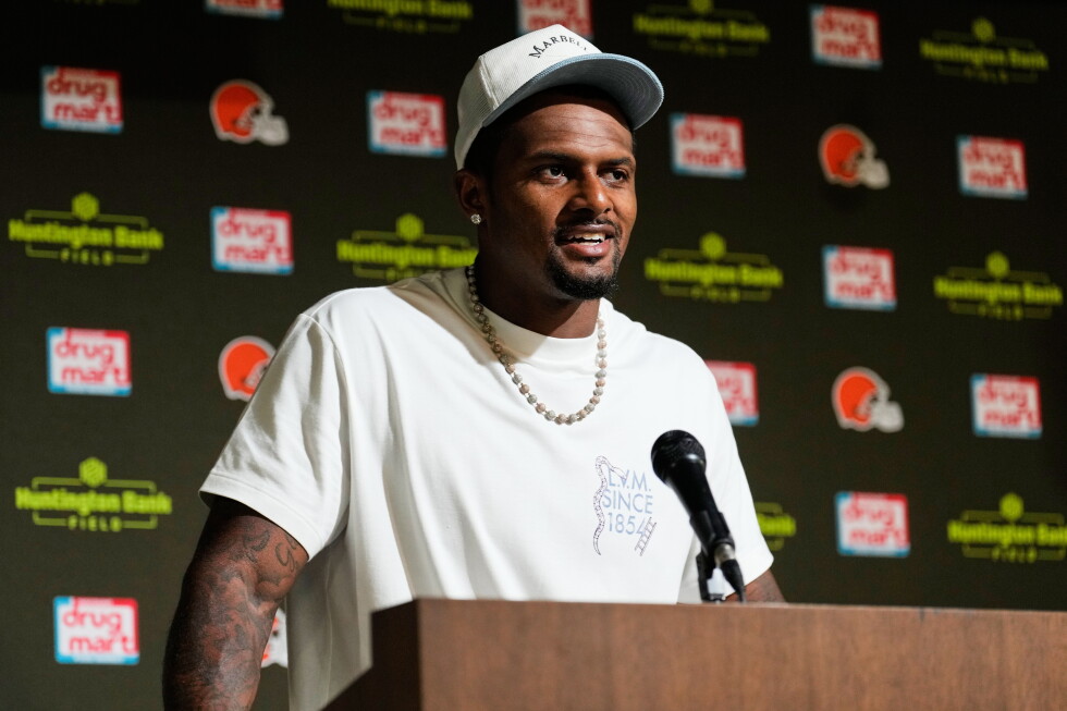 Jim Brown statue outside Browns' stadium used to send Deshaun Watson message