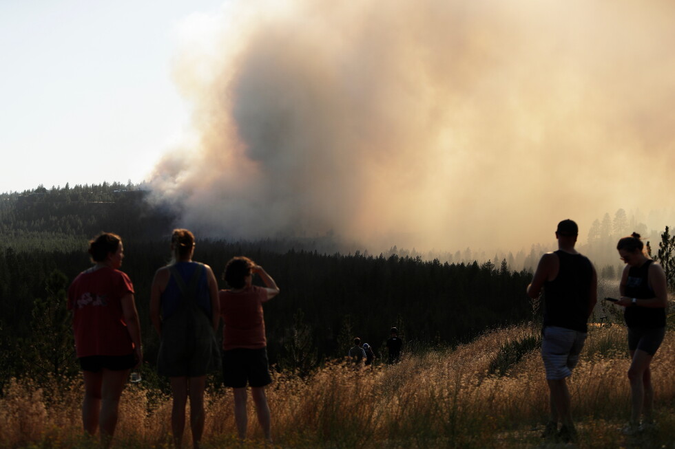 Wildfire prompts thousands to evacuate in eastern Washington