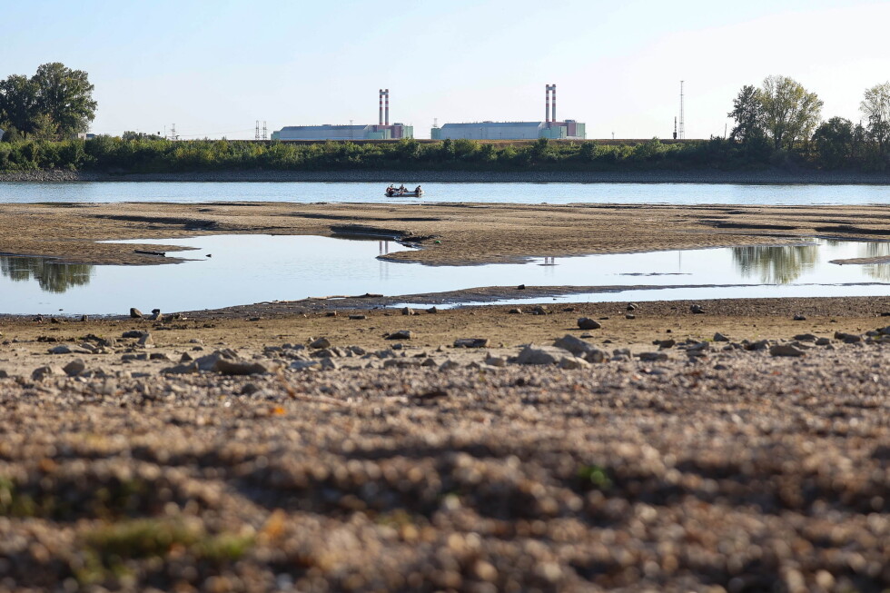 Hungary to sink barges and build riverbed sill to keep nuclear plant running
