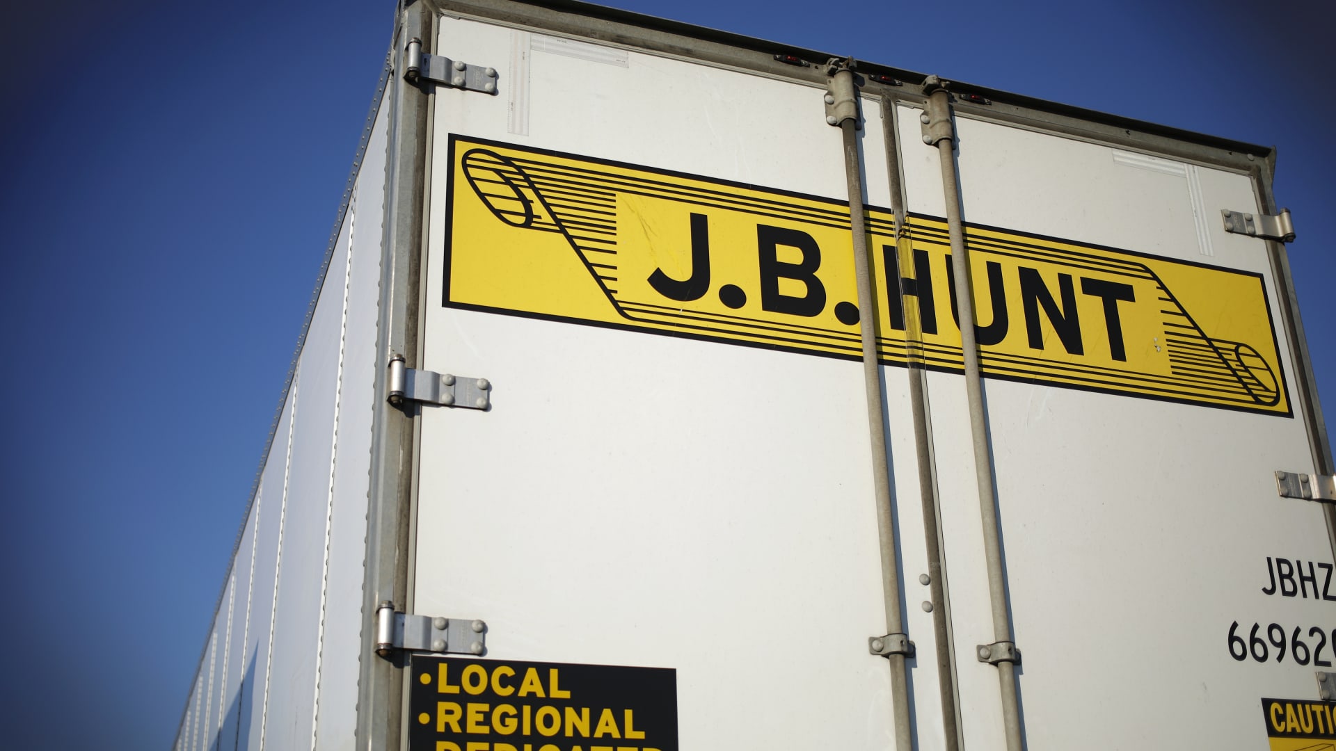 J.B. Hunt stock plunges 10% on earnings drop expectation